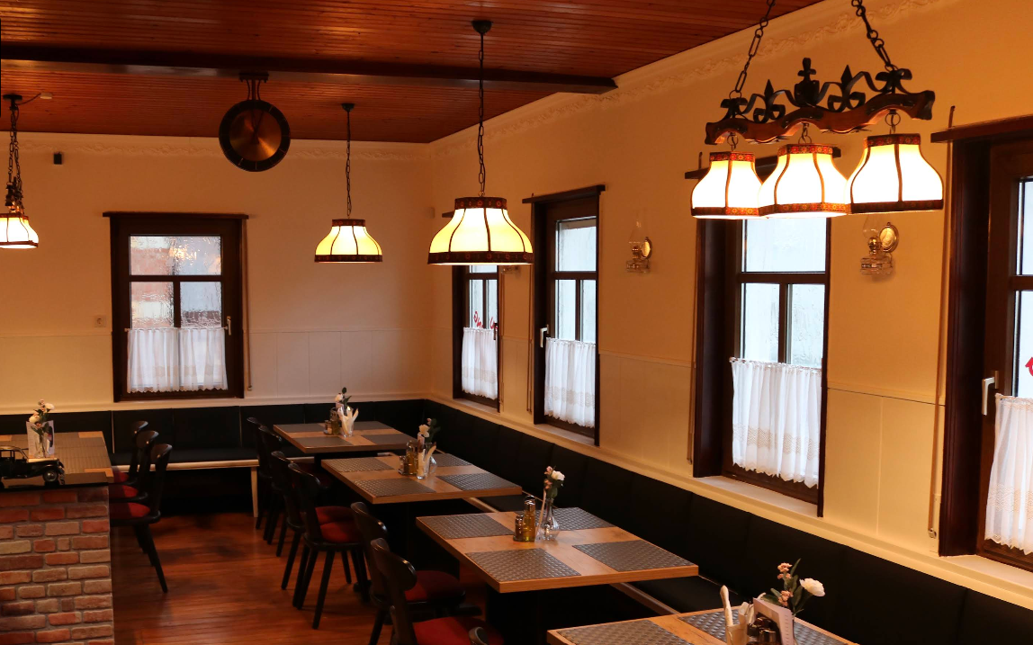 Warmer Gastraum bei Balkan Grill Genti & Zone