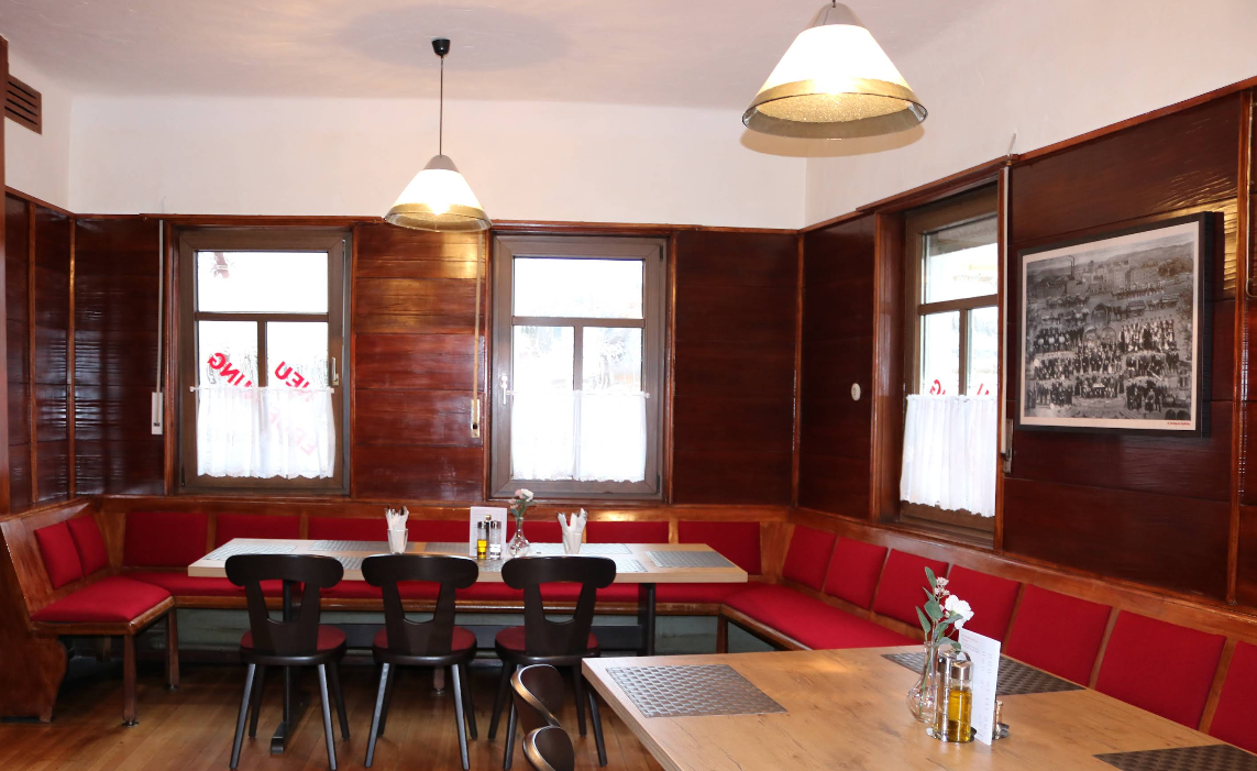 Gastraum mit roten Bänken bei Balkan Grill Genti
